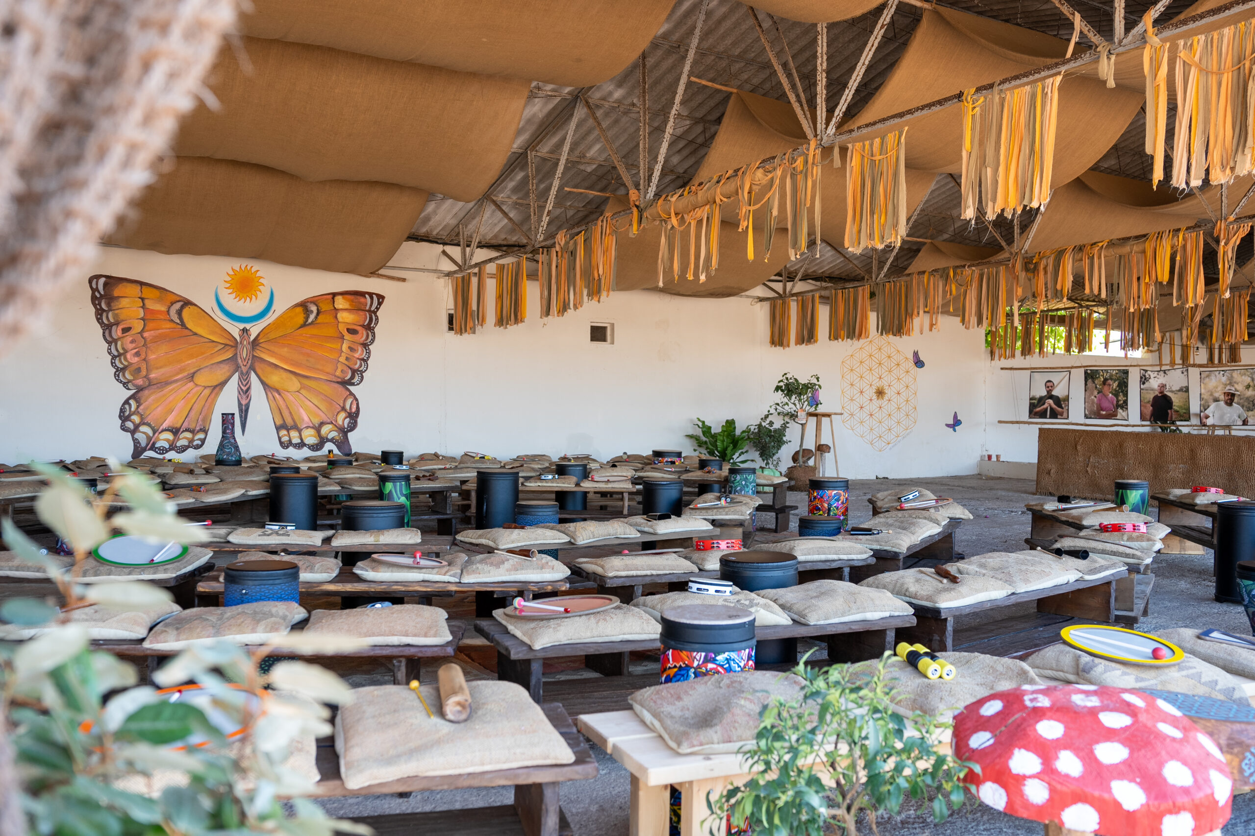 Participants réunis en cercle lors d’une activité de percussion en plein air, dans un cadre naturel à Ibiza, pendant un team building éco-responsable organisé par Julievents.