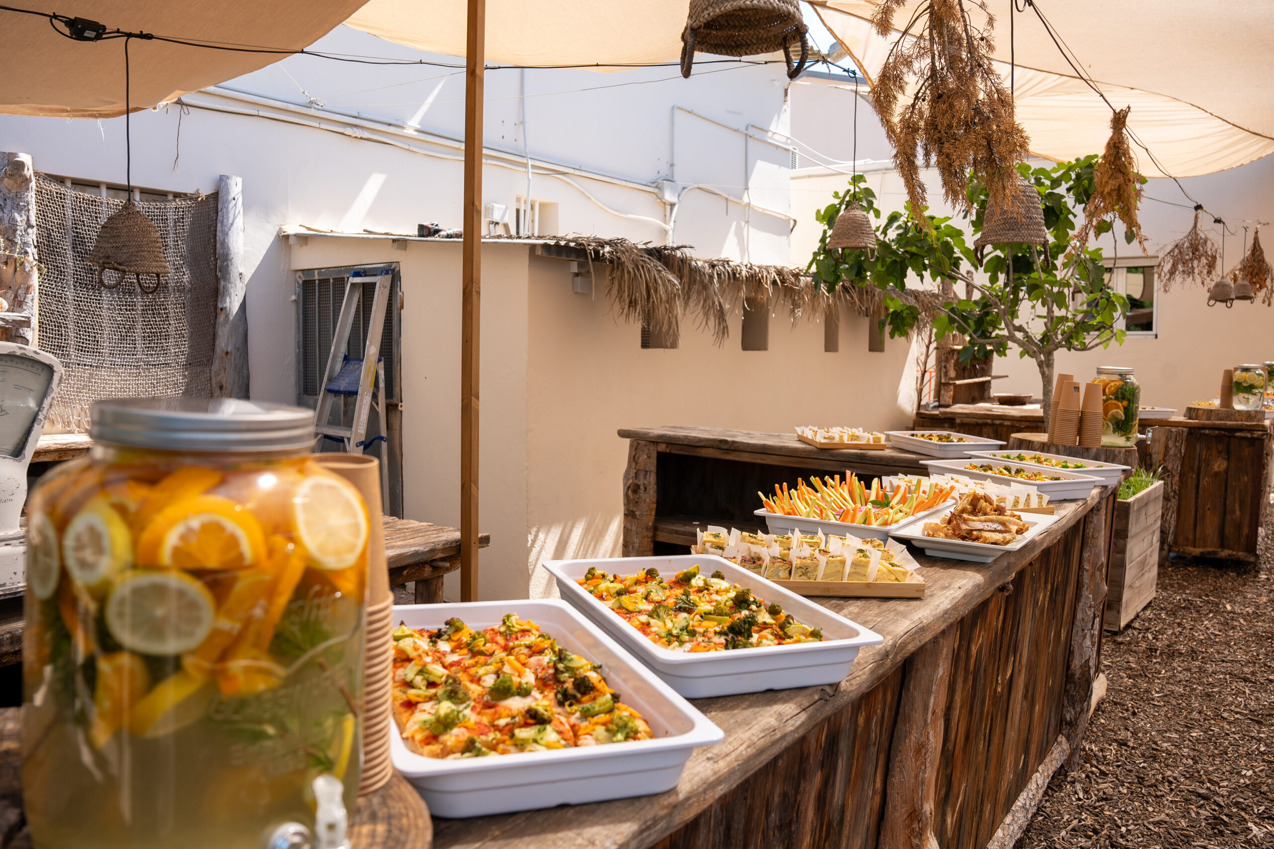 Saveurs locales en partage Assiette de produits locaux servis lors d’un événement d’entreprise à Ibiza, mettant en valeur les circuits courts et la gastronomie durable.
