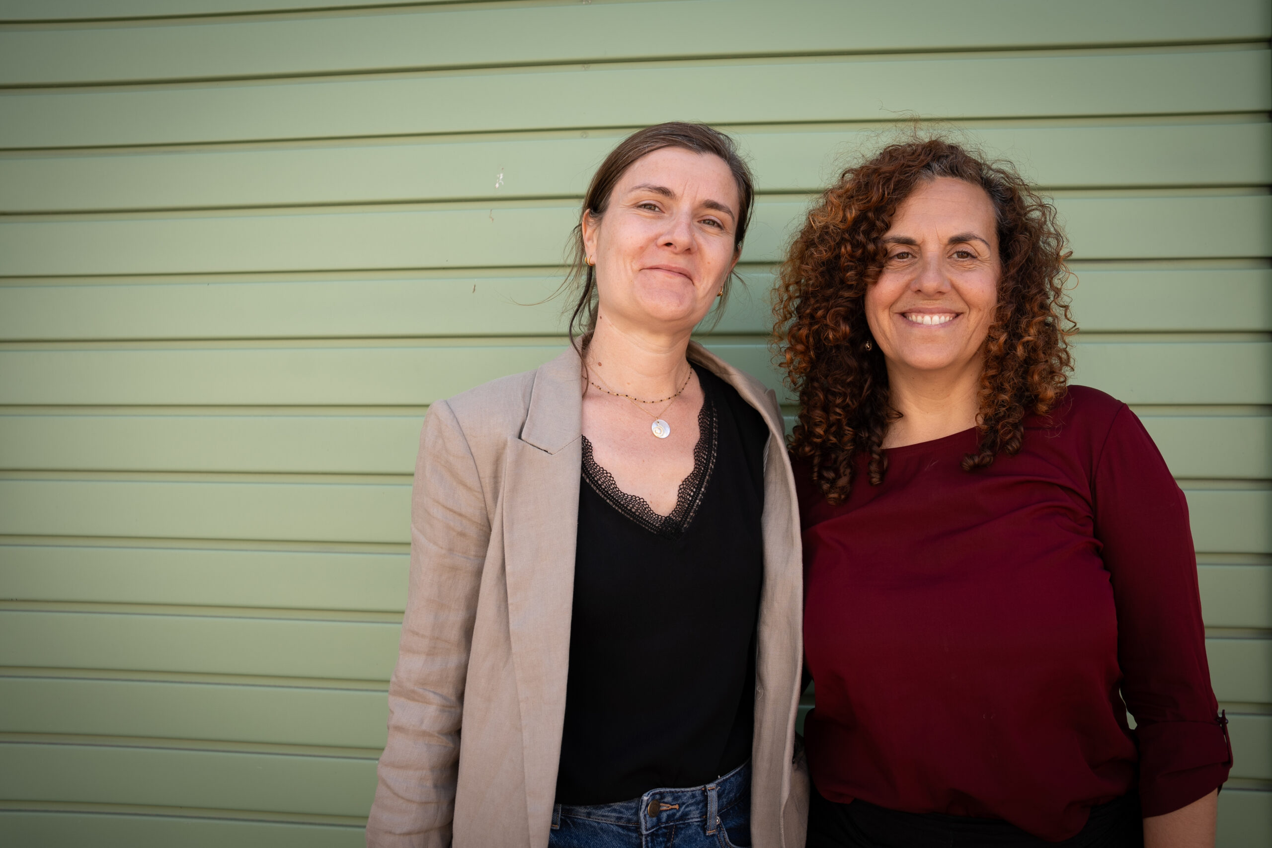 Une collaboration locale précieuse Photo de Juliette Ferte avec sa collaboratrice locale à Ibiza, toutes deux souriantes dans un cadre naturel, illustrant leur partenariat pour un événement d’entreprise durable.