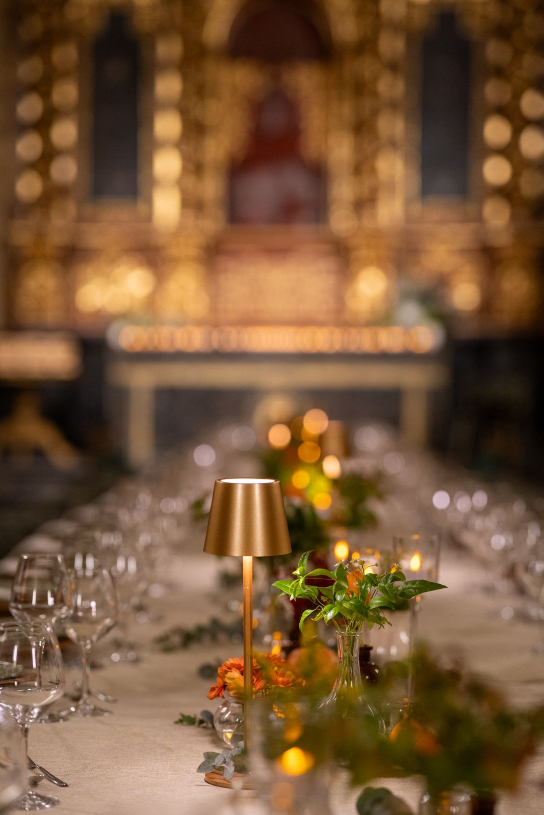 Détail de la vaisselle et des verres lors d’un dîner raffiné dans une chapelle à Cordoue.