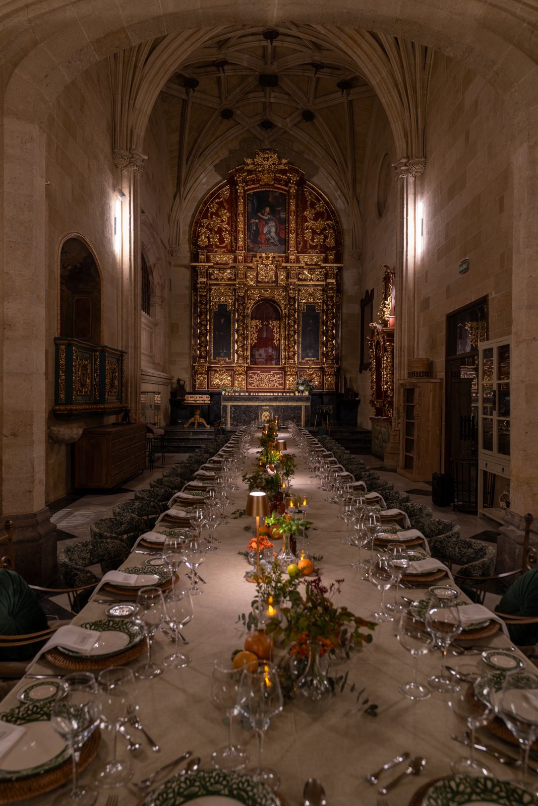 Dîner privé dans une chapelle historique, organisé par Julievents dans un cadre andalou prestigieux.