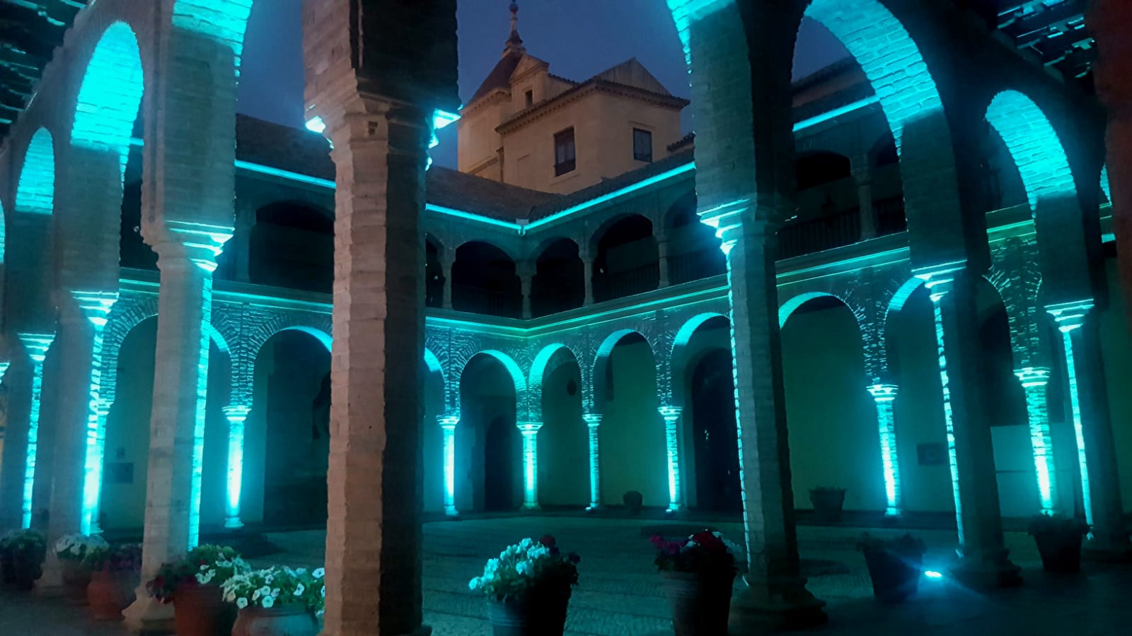 Patio andaluz iluminado al anochecer, escenario ideal para eventos corporativos, seminarios o veladas profesionales en España.