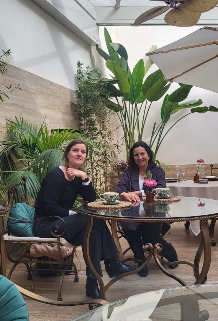Los rostros de la elegancia andaluza Foto de Juliette Ferte y su colaboradora, fundadoras de JuliEvents, que encarnan la elegancia y la autenticidad de los eventos de lujo en Córdoba.