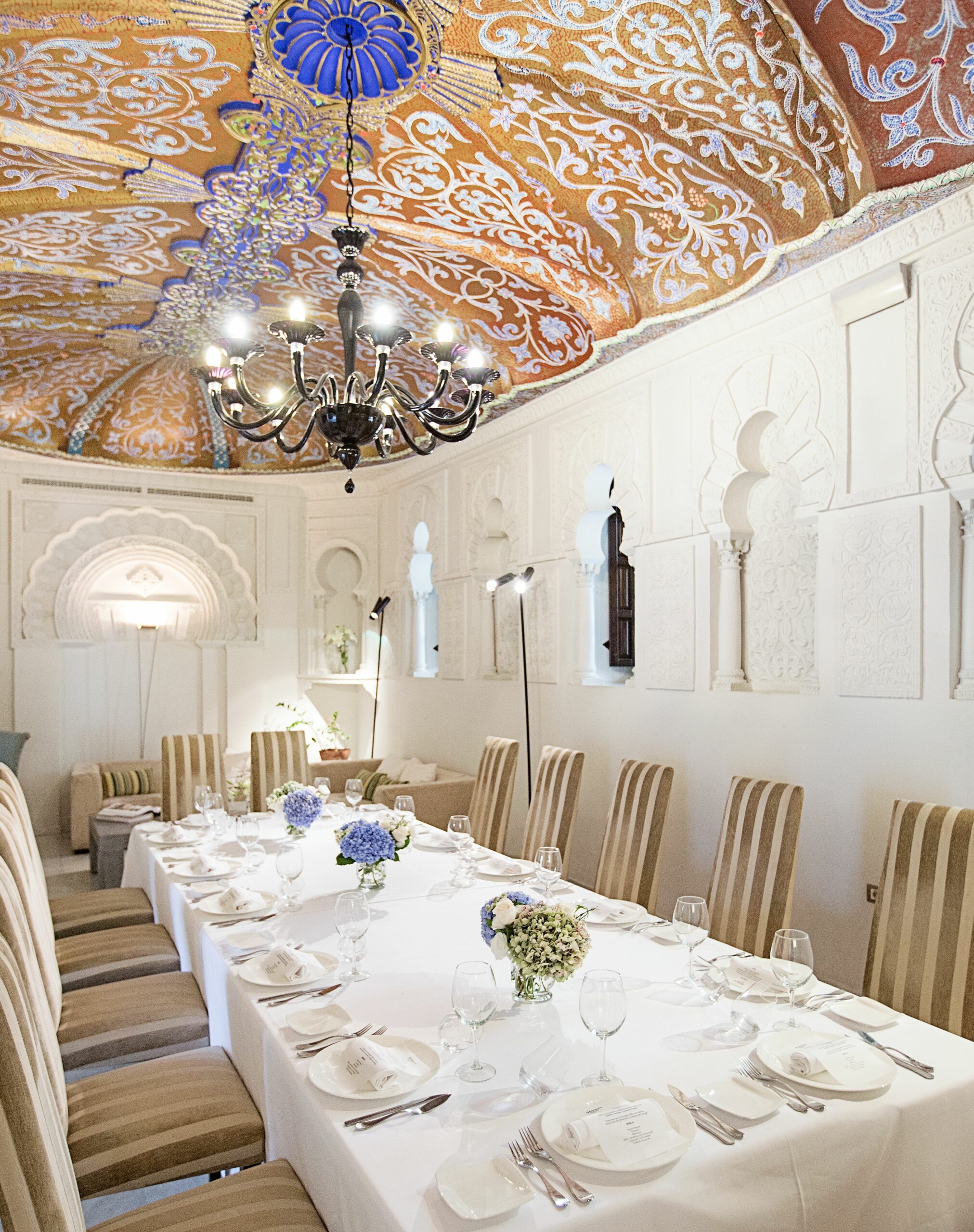 Table élégamment dressée dans le Salón Mudéjar, un espace historique andalou à Cordoue.