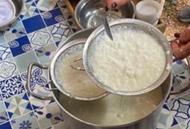 Atelier de fabrication de fromage lors d’un séminaire et team building à Ibiza, activité artisanale et fédératrice organisée par JuliEvents