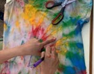 Participants à un atelier Tie-Dye lors d’un séminaire et team building à Ibiza, organisé par JuliEvents