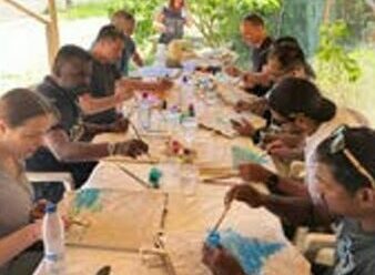 Atelier peinture sur Tote bag lors d’un séminaire et team building à Ibiza, activité créative et éco-responsable organisée par JuliEvents