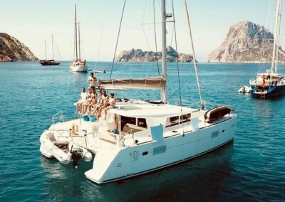 Sortie en catamaran lors d’un séminaire et team building à Ibiza, activité nautique et fédératrice organisée par JuliEvents