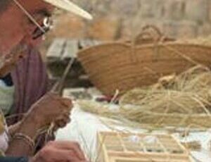 Atelier de fabrication d’espadrilles lors d’un séminaire et team building à Ibiza, activité artisanale et fédératrice organisée par JuliEvents