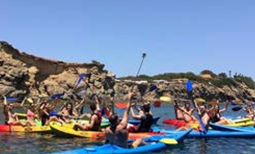 Atelier kayak lors d’un séminaire et team building à Ibiza, activité sportive et fédératrice organisée par JuliEvents