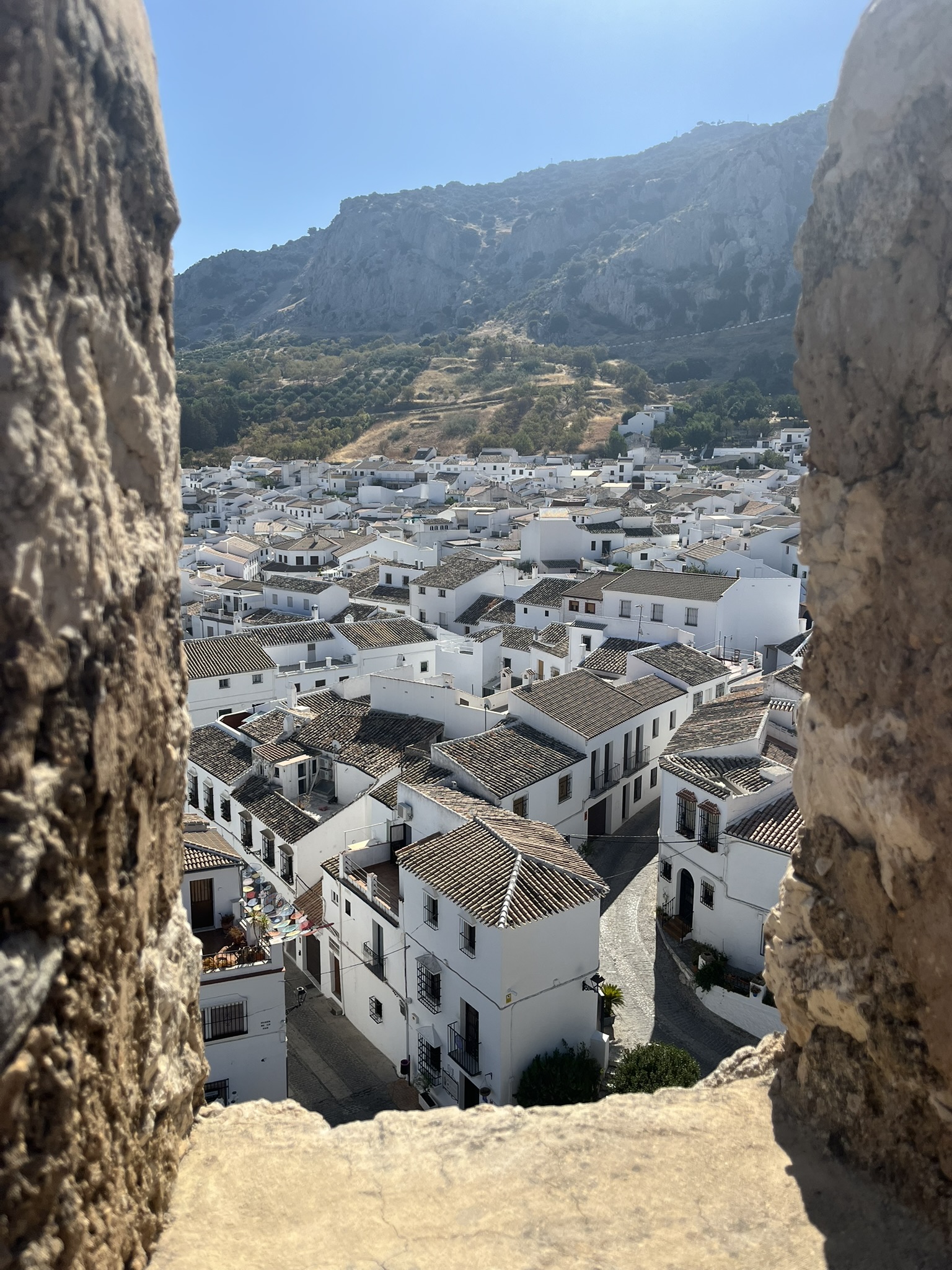 Un village blanc en Andalousie – L’appel du calme et de l’authenticité Village blanc typique d’Andalousie, parfait pour une retraite d’entreprise en pleine nature.